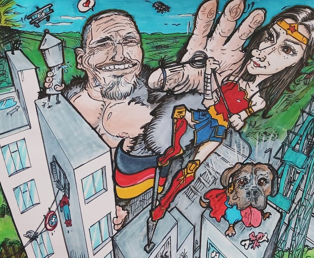 Farbige Karikatur: Mann als Riese und Frau im Heldinnenkostüm zwischen Hochhäusern, dazu ein Hund mit Umhang